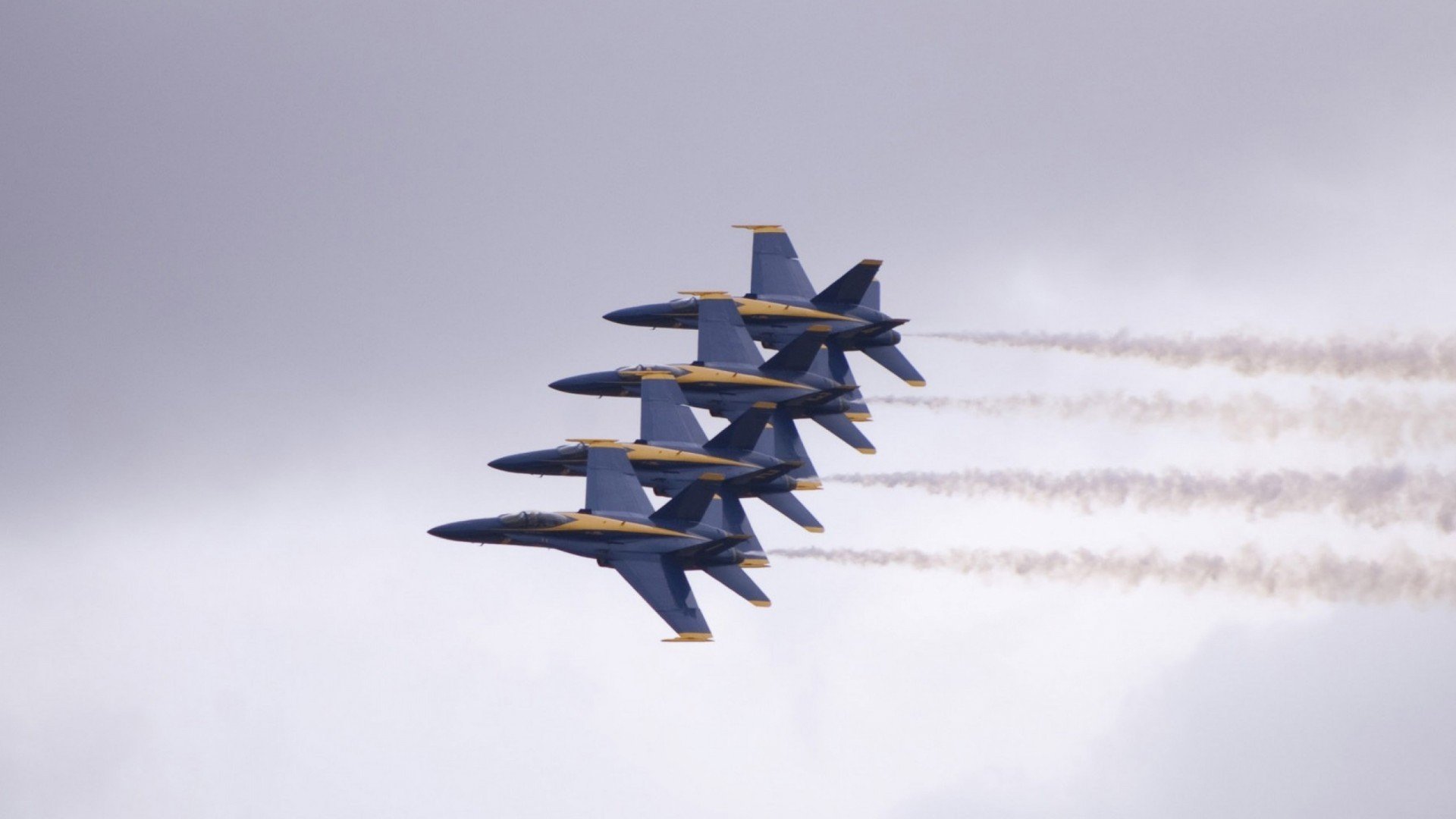 切尔西球迷热情高涨，主场氛围火爆，切尔西官方球迷会